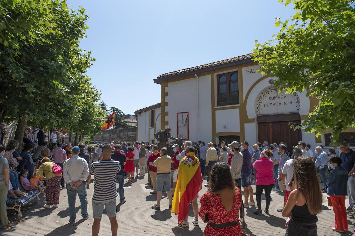 Dos centenares de personas se concentraron en los exteriores de la plaza de toros de Cuatro Caminos para protestar por la «discriminación» y el «acoso» que, en su opinión, sufren los profesionales y los aficionados de los toros.