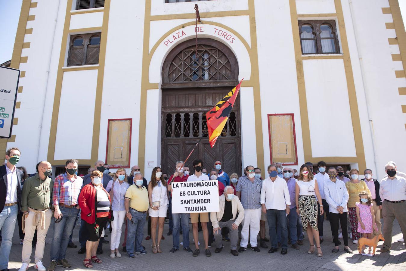 Dos centenares de personas se concentraron en los exteriores de la plaza de toros de Cuatro Caminos para protestar por la «discriminación» y el «acoso» que, en su opinión, sufren los profesionales y los aficionados de los toros.