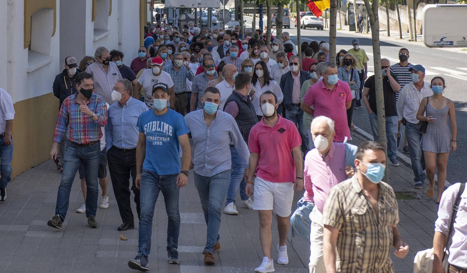 Dos centenares de personas se concentraron en los exteriores de la plaza de toros de Cuatro Caminos para protestar por la «discriminación» y el «acoso» que, en su opinión, sufren los profesionales y los aficionados de los toros.