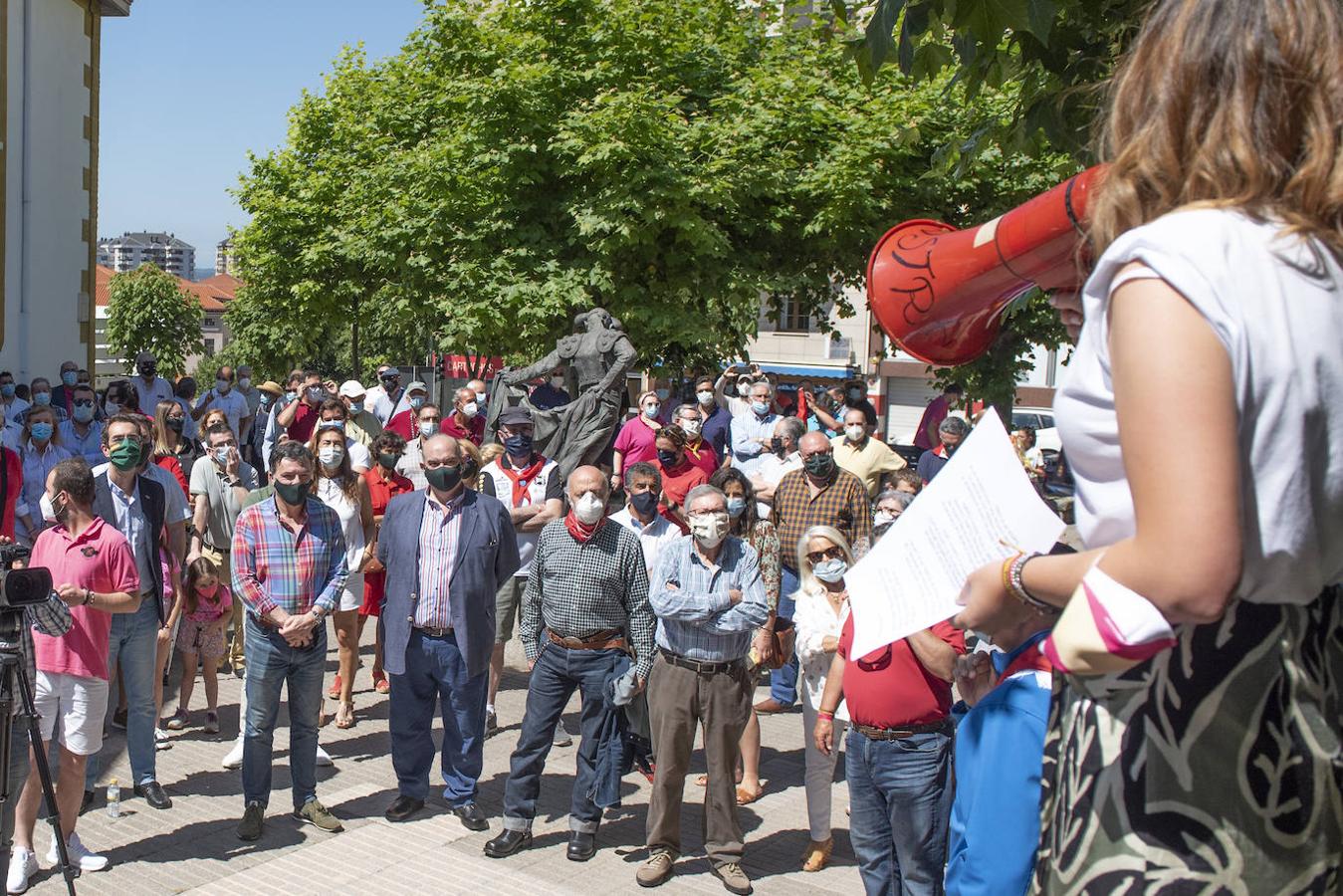 Dos centenares de personas se concentraron en los exteriores de la plaza de toros de Cuatro Caminos para protestar por la «discriminación» y el «acoso» que, en su opinión, sufren los profesionales y los aficionados de los toros.