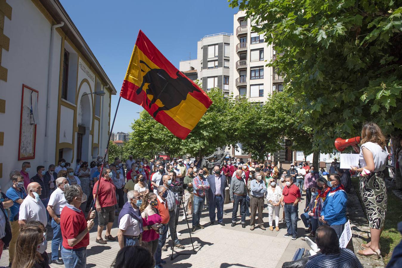 Dos centenares de personas se concentraron en los exteriores de la plaza de toros de Cuatro Caminos para protestar por la «discriminación» y el «acoso» que, en su opinión, sufren los profesionales y los aficionados de los toros.