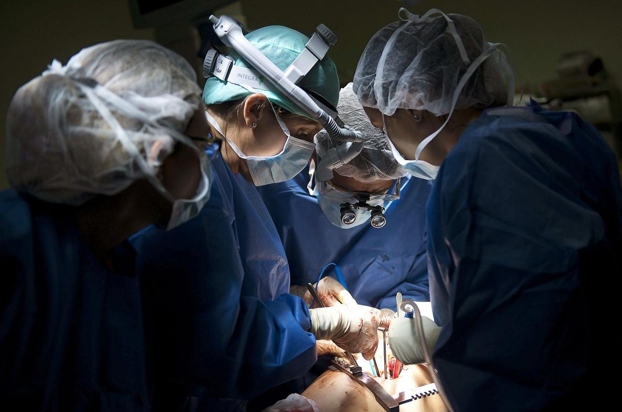 Equipo quirúrgico del Hospital Valdecilla, durante un trasplante de pulmón. 