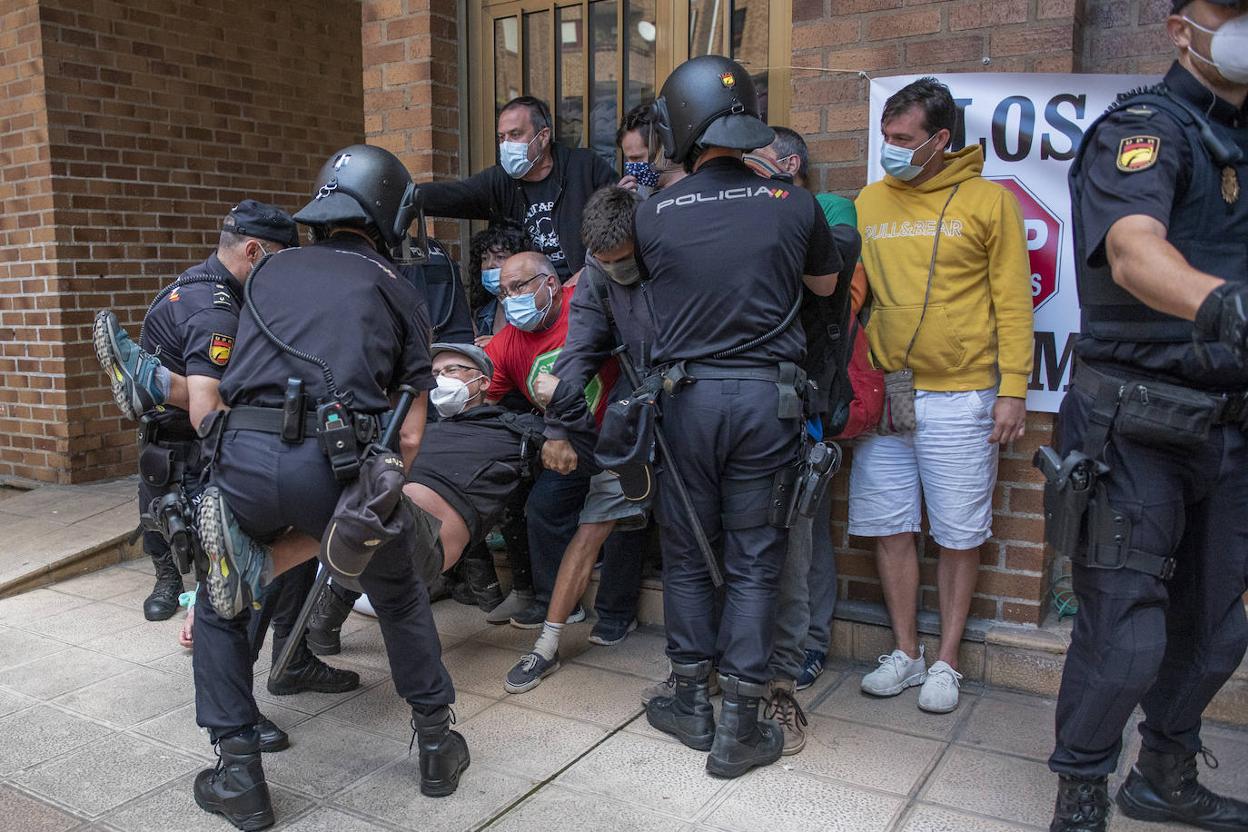 Los agentes de la Policía apartaron a los miembros de Stop Desahucios para acceder a la vivienda..