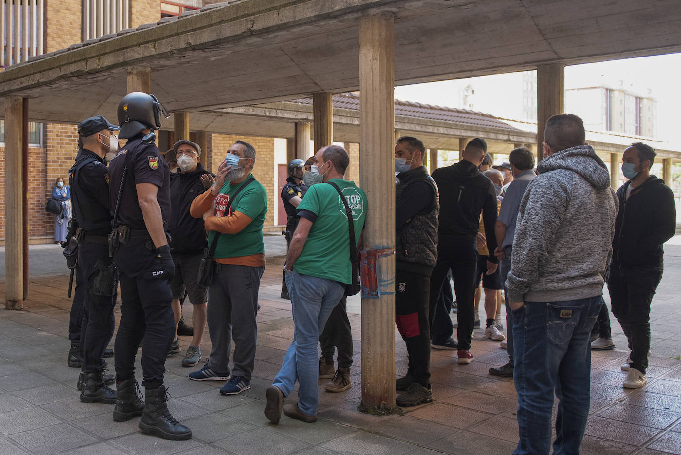 La plataforma Stop Desahucios frena el lanzamiento de Lidia y sus dos hijos, aunque la Policía Nacional trató de acceder a la vivienda