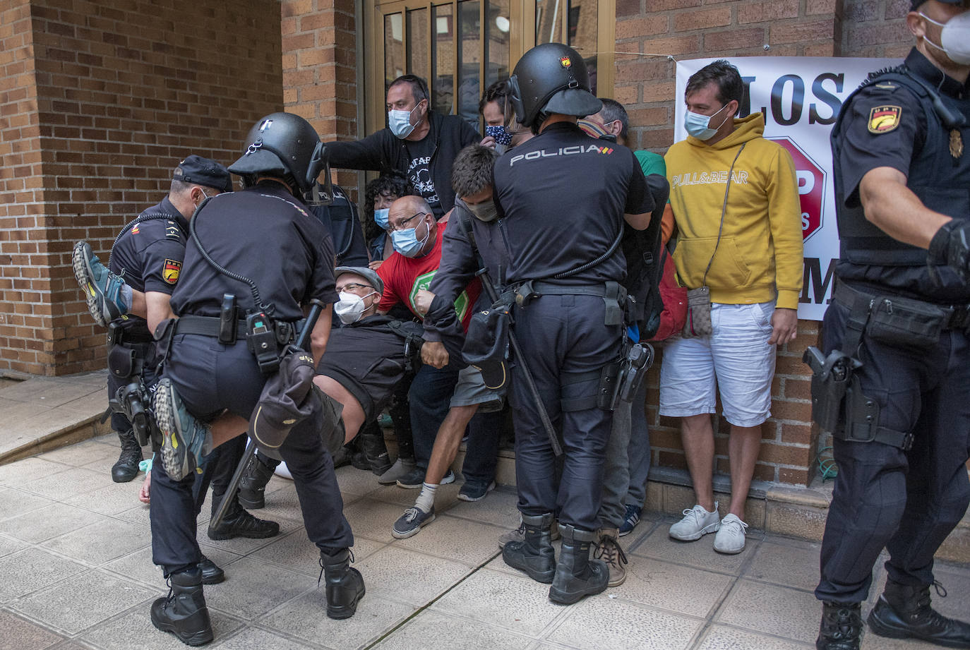 La plataforma Stop Desahucios frena el lanzamiento de Lidia y sus dos hijos, aunque la Policía Nacional trató de acceder a la vivienda