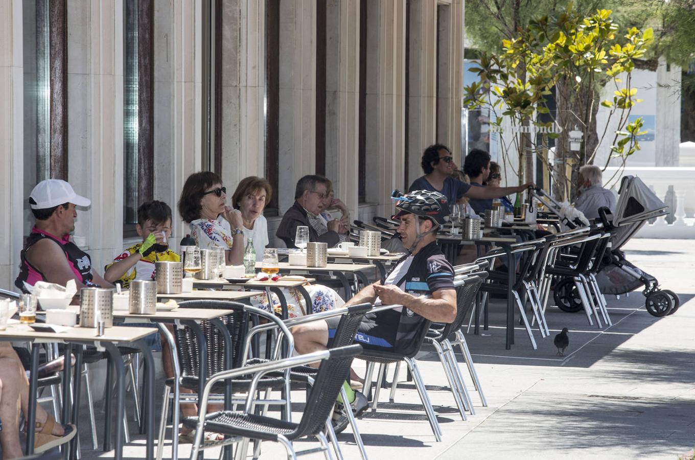 El buen tiempo animó las playas, paseos y terrazas.