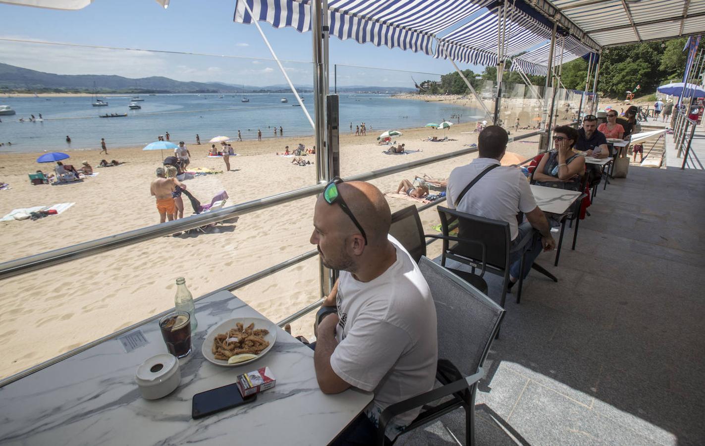 El buen tiempo animó las playas, paseos y terrazas.
