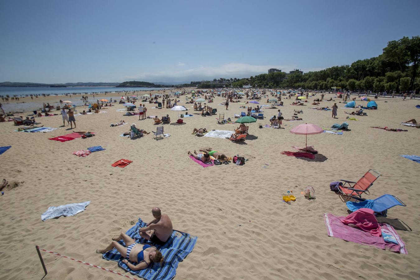 El buen tiempo animó las playas, paseos y terrazas.