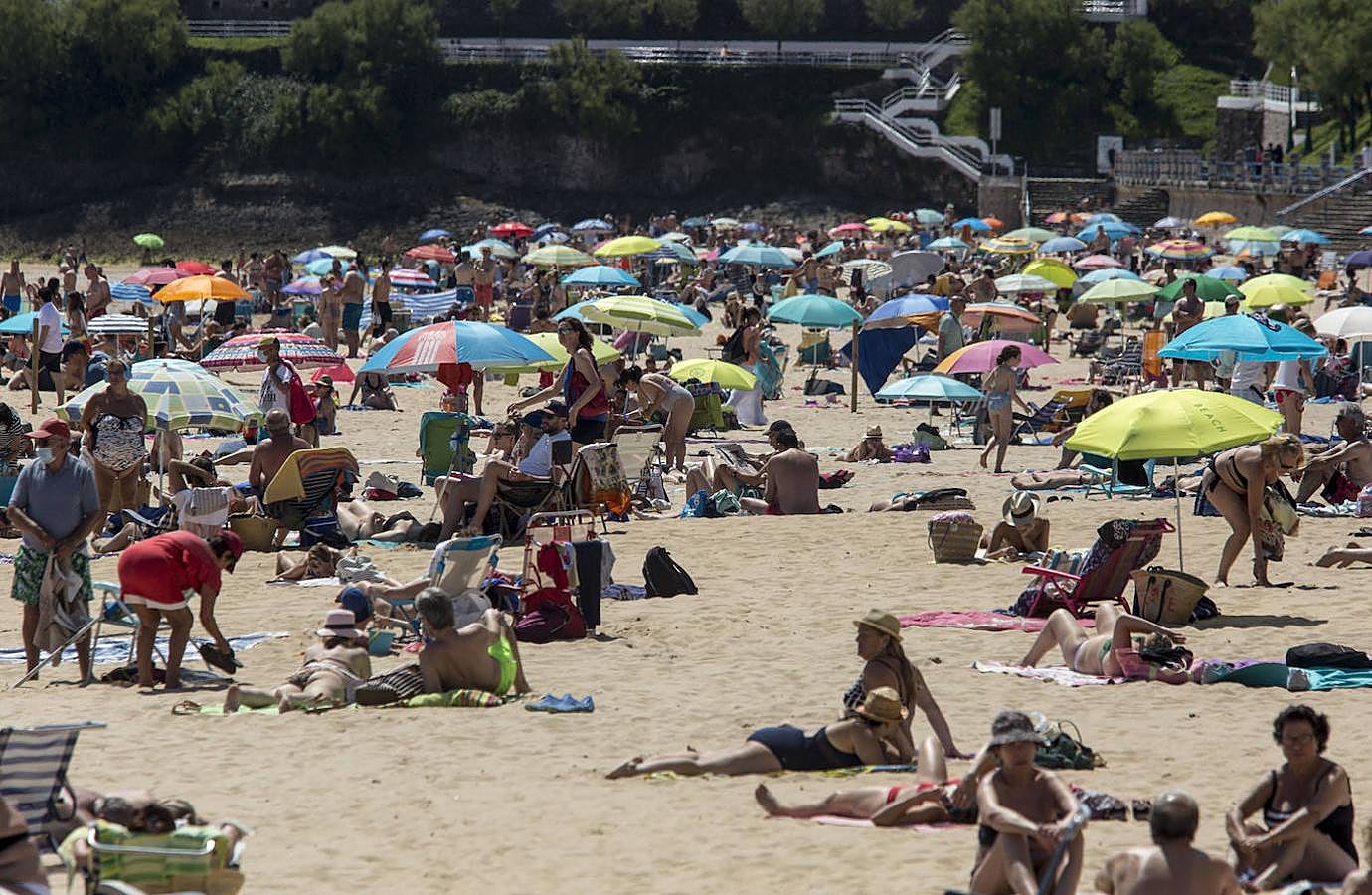 El buen tiempo animó las playas, paseos y terrazas.