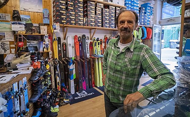 Óscar Agosti lleva 17 años en su tienda en la que vende material de esquí y montaña.