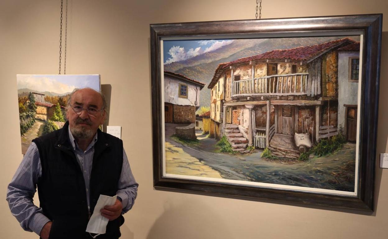 Joaquín Besoy con uno de los cuadros que muestra en la exposición