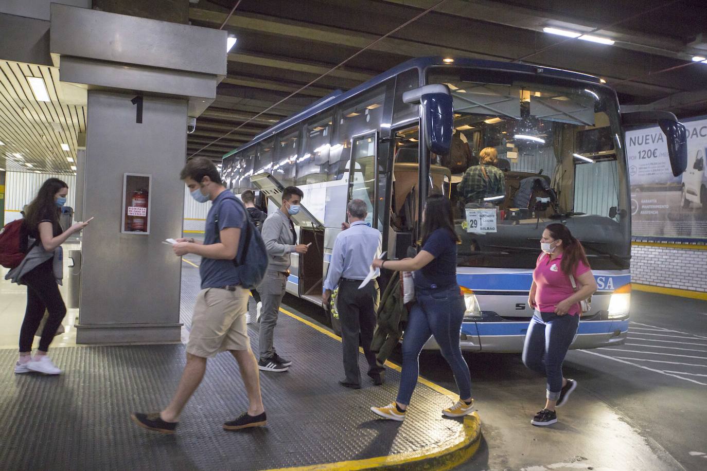 Fotos: Los autobuses de Cantabria restablecen todos los destinos, aunque con menos frecuencias