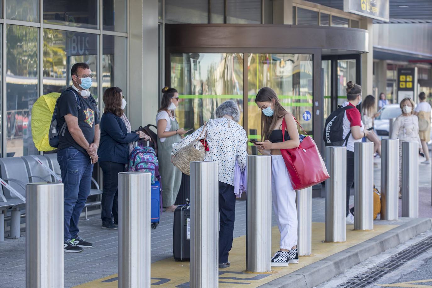 Los pasajeros llegados de Valencia, esta mañana, en el Seve Ballesteros. 