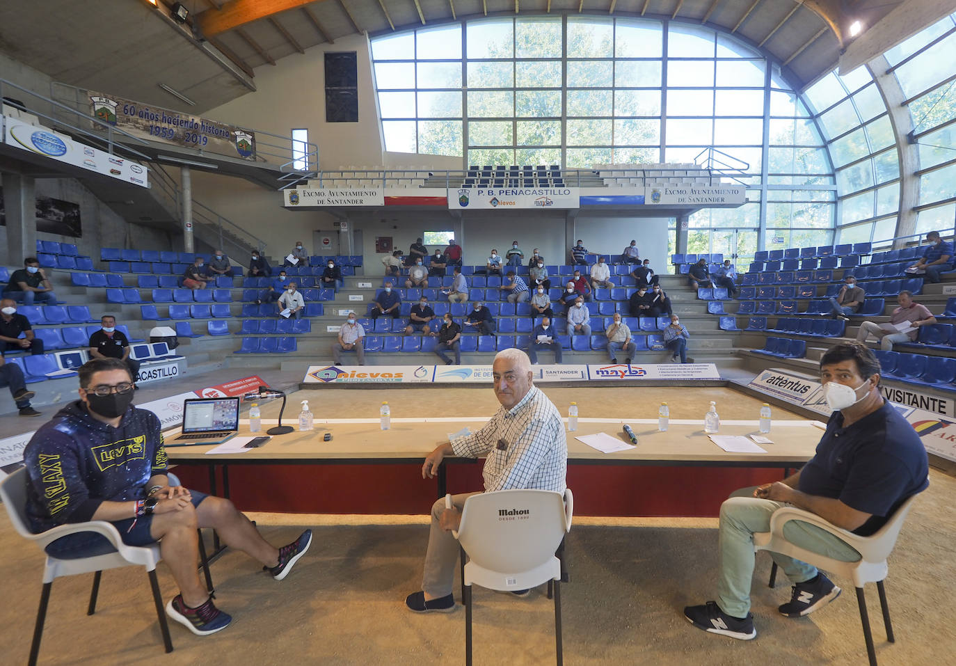 Darío Bustamante, Serafín Bustamante y Paulino Pinta, antes de comenzar la asamblea.