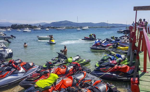 Polémica por la invasión de motos acuáticas en El Puntal de Somo