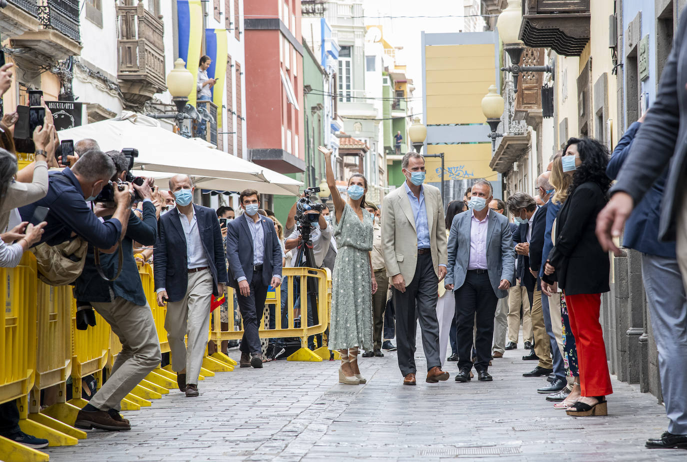 Los reyes retoman su agenda con una gira por España, destacando el vestido de Zara que lució la monarca en Las Palmas de Gran Canaria.