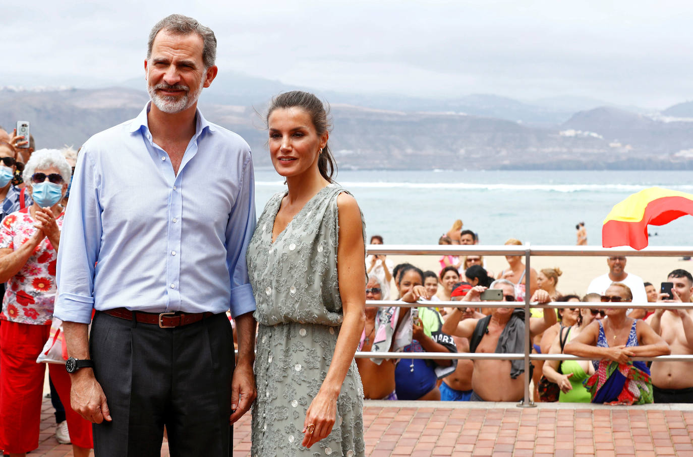 Los reyes retoman su agenda con una gira por España, destacando el vestido de Zara que lució la monarca en Las Palmas de Gran Canaria.