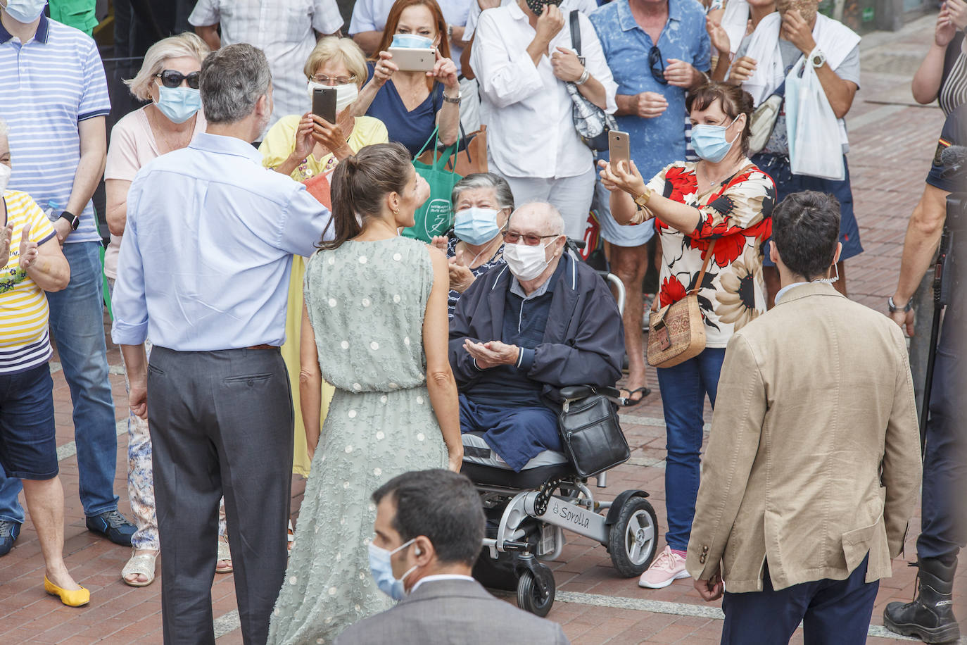 Los reyes retoman su agenda con una gira por España, destacando el vestido de Zara que lució la monarca en Las Palmas de Gran Canaria.