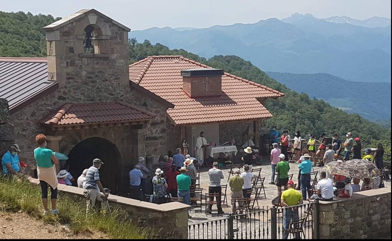 Un centenar de devotos celebran San Juan en el santuario de la Virgen de la Luz