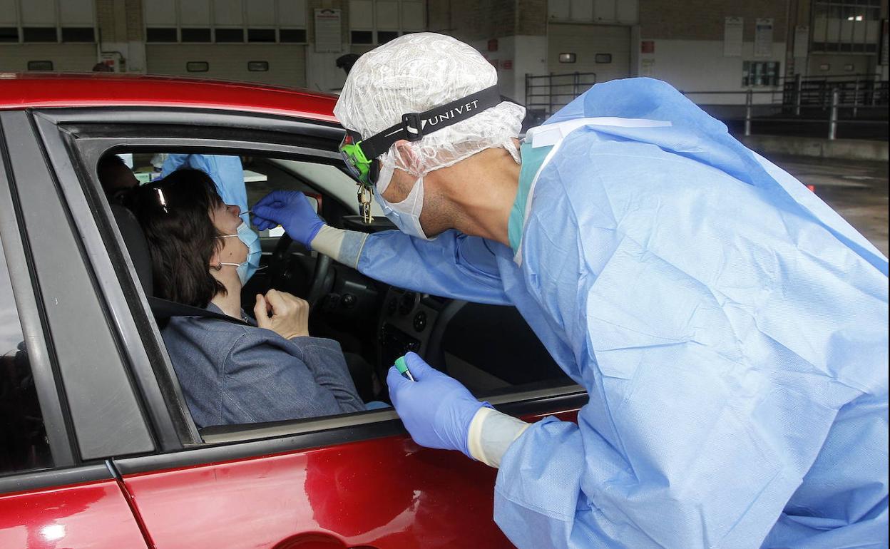 Un sanitario realiza una PCR en el 'coroauto' de Torrelavega.