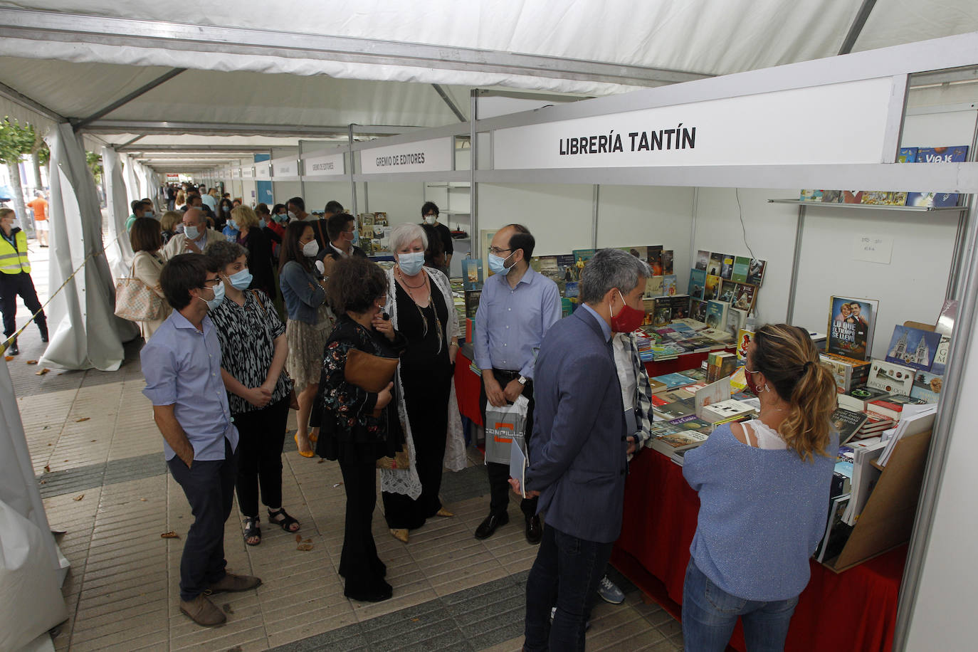 La feria se celebrará hasta el 28 de junio de 11.00 a 14.00 horas y de 17.00 a 21.00 horas, y se han adoptado las precauciones indicadas por el Ministerio de Sanidad y el Gobierno de Cantabria relativas al Covid-19, para que libreros, autores y público puedan acudir de forma segura y disfrutar de la programación cultural.