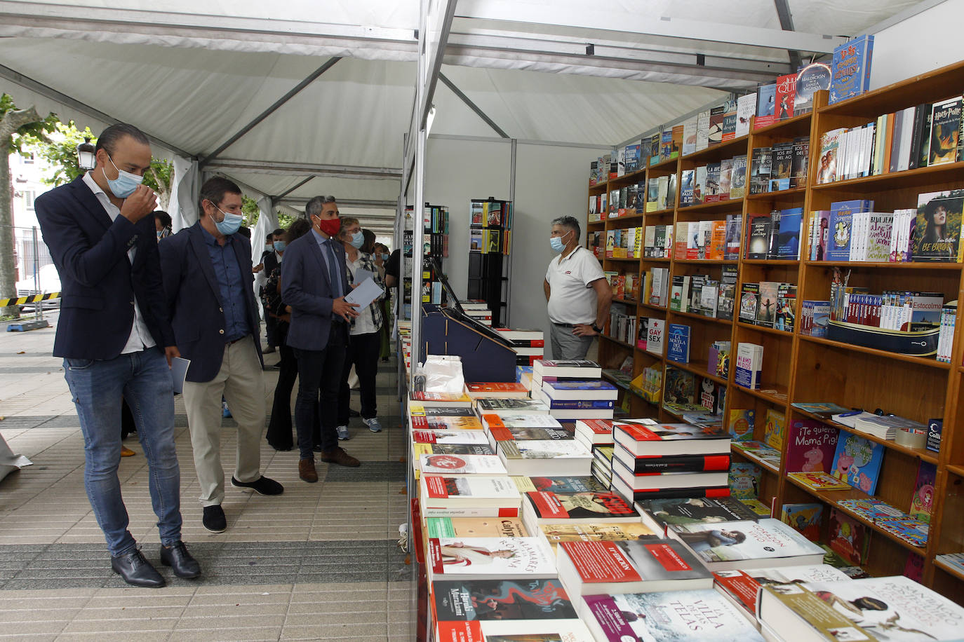 La feria se celebrará hasta el 28 de junio de 11.00 a 14.00 horas y de 17.00 a 21.00 horas, y se han adoptado las precauciones indicadas por el Ministerio de Sanidad y el Gobierno de Cantabria relativas al Covid-19, para que libreros, autores y público puedan acudir de forma segura y disfrutar de la programación cultural.