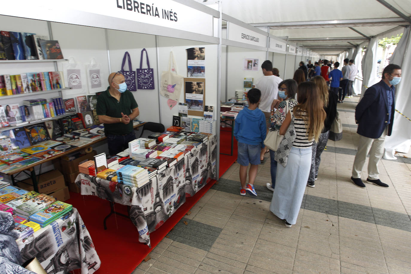 La feria se celebrará hasta el 28 de junio de 11.00 a 14.00 horas y de 17.00 a 21.00 horas, y se han adoptado las precauciones indicadas por el Ministerio de Sanidad y el Gobierno de Cantabria relativas al Covid-19, para que libreros, autores y público puedan acudir de forma segura y disfrutar de la programación cultural.