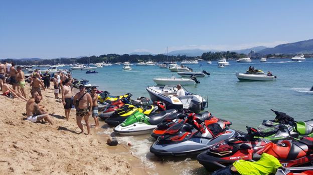 Las motos de agua se acumularon en la playa de El Puntal el sábado. 