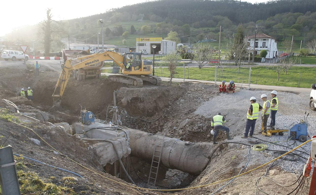 Obras de construcción de la autovía A-8 Solares-Torrelavega, tramo Solares-La Encina. Obras sobre la red de abastecimiento a agua a Santander a su paso por La Cueva.