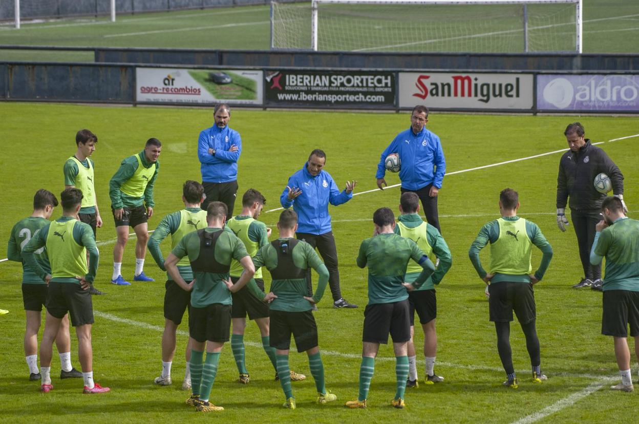 José Luis Oltra, en el centro del rondo, se dirige a sus jugadores durante un entrenamiento en La Albericia. daniel pedriza