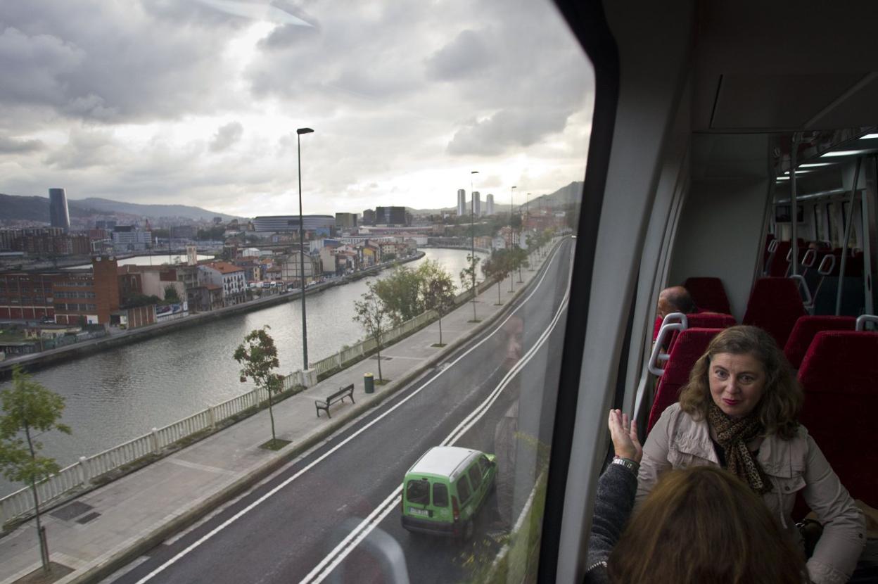 Pasajeros a bordo del tren entre Santander y Bilbao, en las inmediaciones de la estación bilbaina. javier cotera