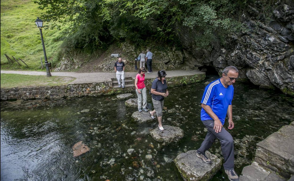 Un paseo hasta los caprichos de La Fuentona de Ruente