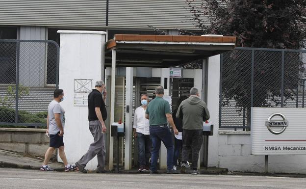 Imagen. Llegada de los primeros trabajadores a la asamblea.