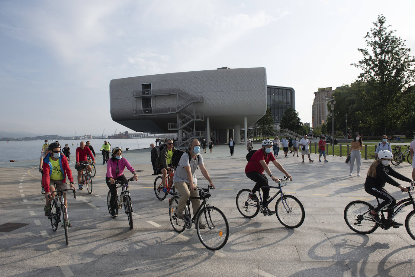 Cerca de un centenar de personas participaron ayer en el paseo ciclista que partió a las 19.30 horas desde la Grúa de Piedra para recorrer los nuevos carriles bici de Santander, habilitados para esta etapa postcovid en Reina Victoria y la calle Alcalde Vega Lamera.