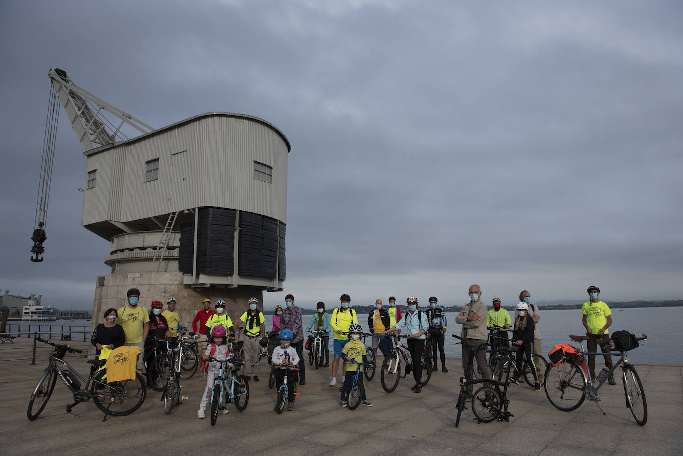 Cerca de un centenar de personas participaron ayer en el paseo ciclista que partió a las 19.30 horas desde la Grúa de Piedra para recorrer los nuevos carriles bici de Santander, habilitados para esta etapa postcovid en Reina Victoria y la calle Alcalde Vega Lamera.