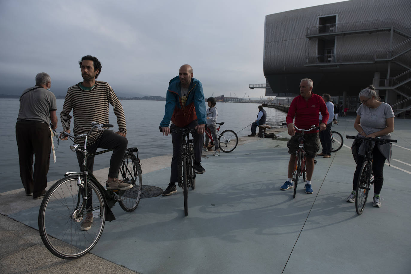 Cerca de un centenar de personas participaron ayer en el paseo ciclista que partió a las 19.30 horas desde la Grúa de Piedra para recorrer los nuevos carriles bici de Santander, habilitados para esta etapa postcovid en Reina Victoria y la calle Alcalde Vega Lamera.