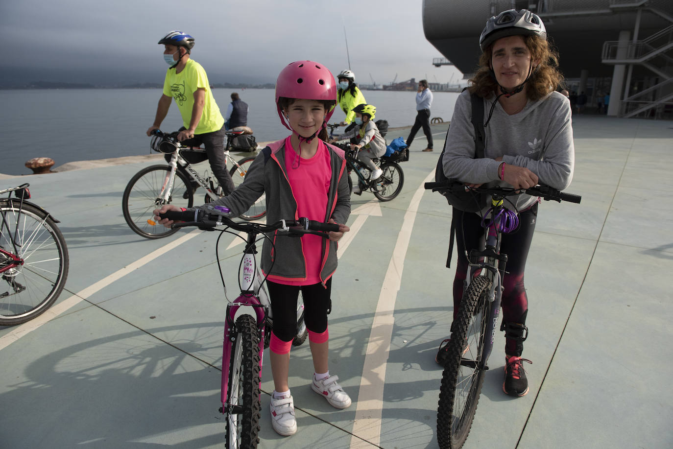 Cerca de un centenar de personas participaron ayer en el paseo ciclista que partió a las 19.30 horas desde la Grúa de Piedra para recorrer los nuevos carriles bici de Santander, habilitados para esta etapa postcovid en Reina Victoria y la calle Alcalde Vega Lamera.