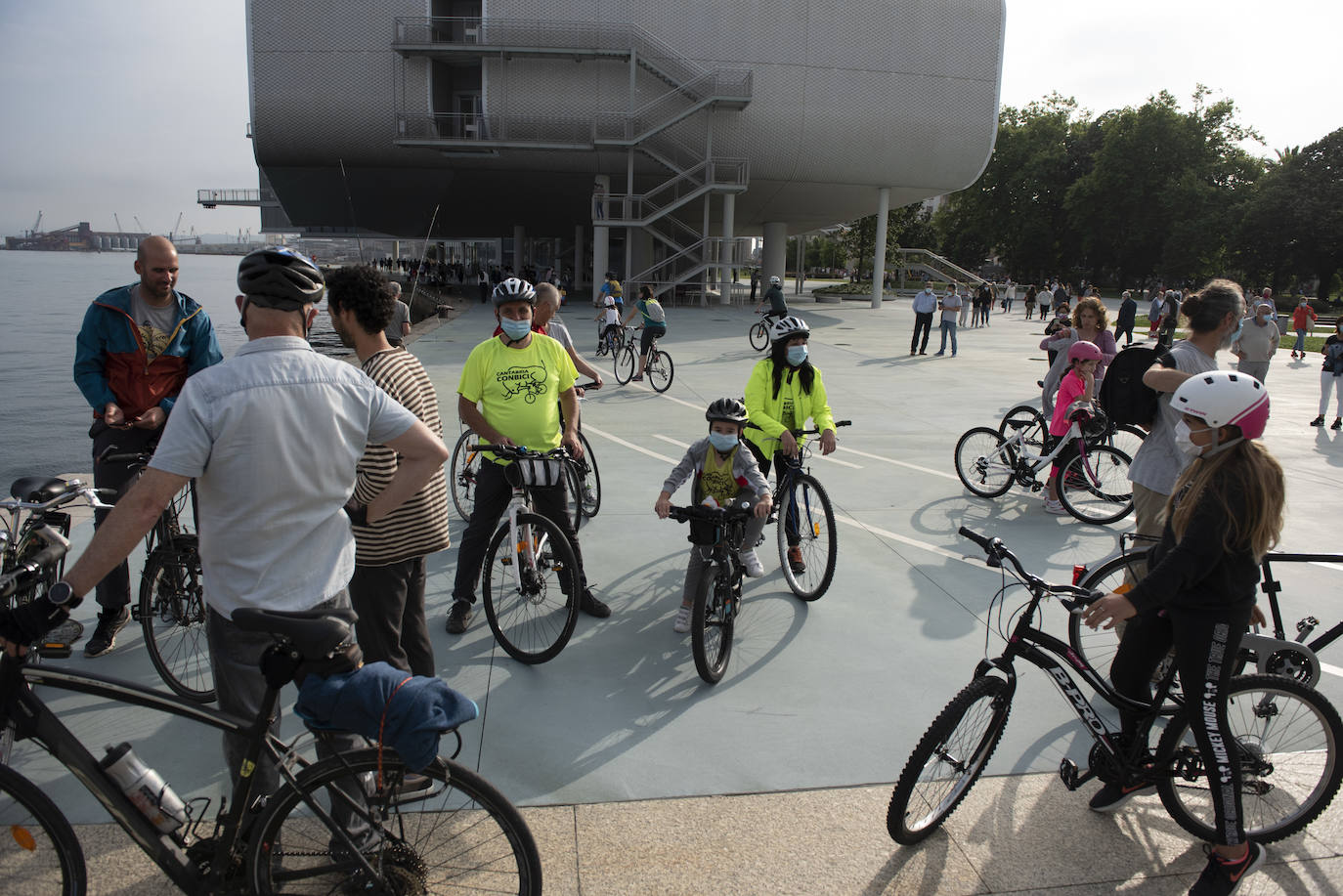 Cerca de un centenar de personas participaron ayer en el paseo ciclista que partió a las 19.30 horas desde la Grúa de Piedra para recorrer los nuevos carriles bici de Santander, habilitados para esta etapa postcovid en Reina Victoria y la calle Alcalde Vega Lamera.