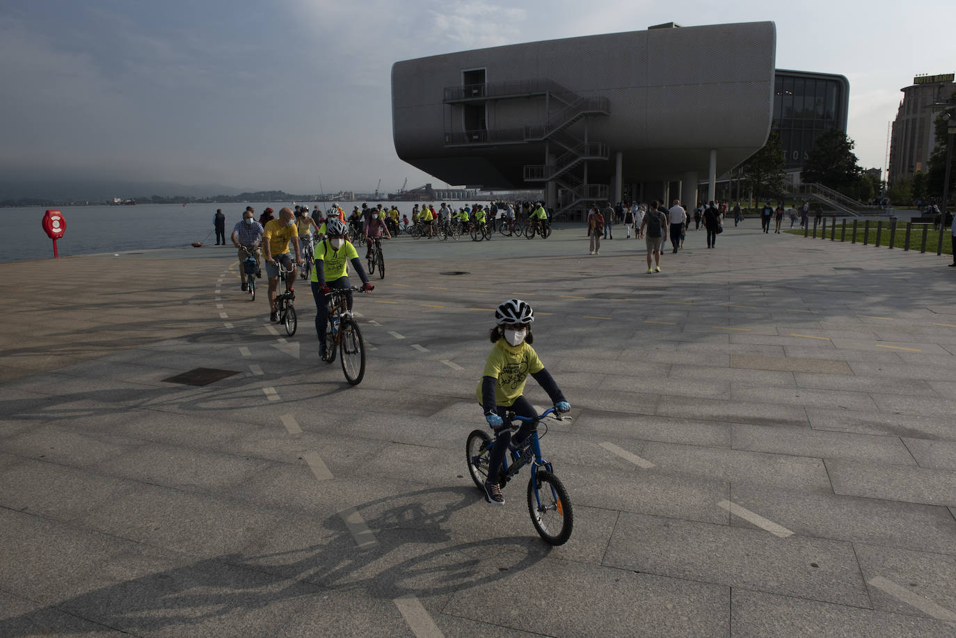 Cerca de un centenar de personas participaron ayer en el paseo ciclista que partió a las 19.30 horas desde la Grúa de Piedra para recorrer los nuevos carriles bici de Santander, habilitados para esta etapa postcovid en Reina Victoria y la calle Alcalde Vega Lamera.
