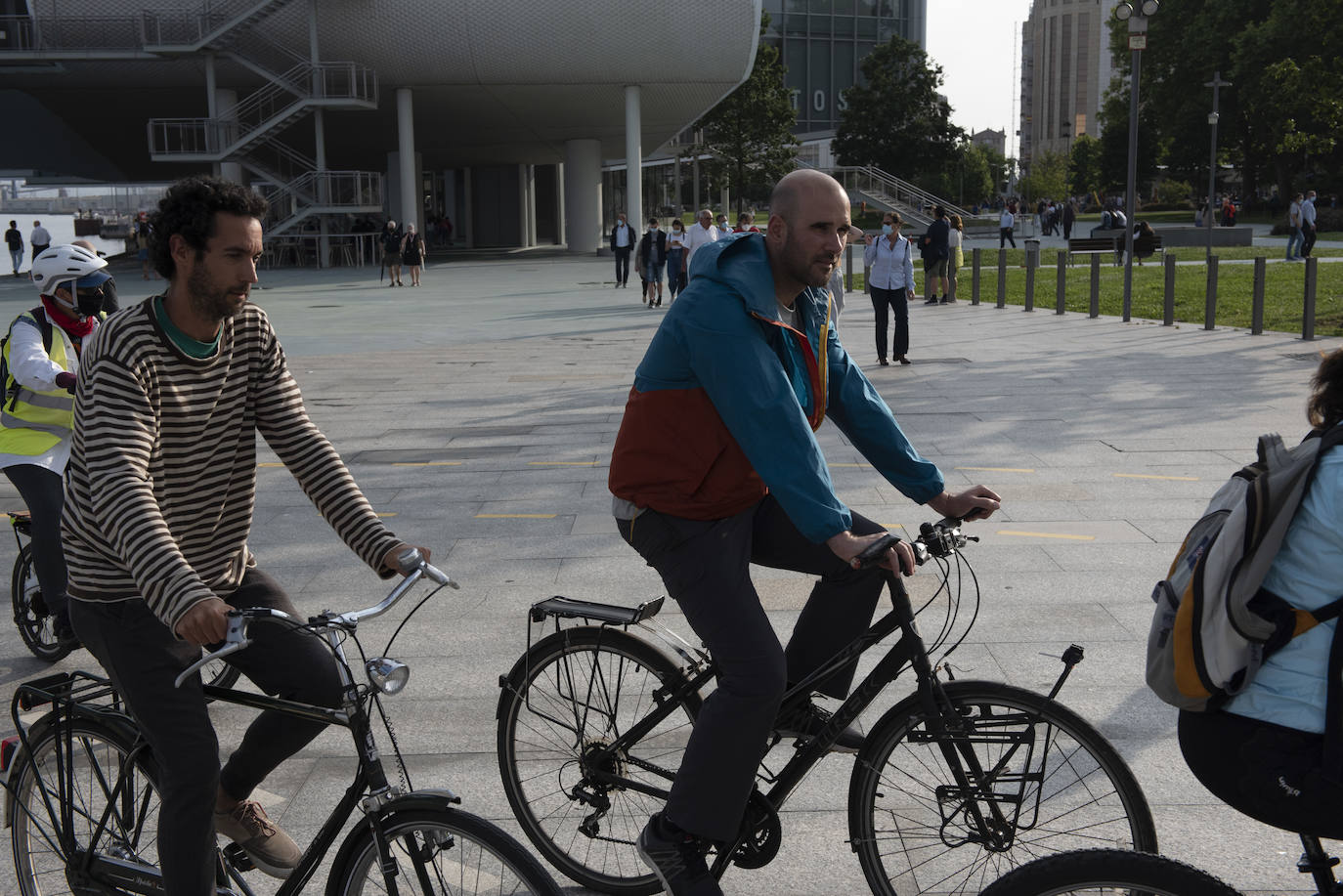 Cerca de un centenar de personas participaron ayer en el paseo ciclista que partió a las 19.30 horas desde la Grúa de Piedra para recorrer los nuevos carriles bici de Santander, habilitados para esta etapa postcovid en Reina Victoria y la calle Alcalde Vega Lamera.