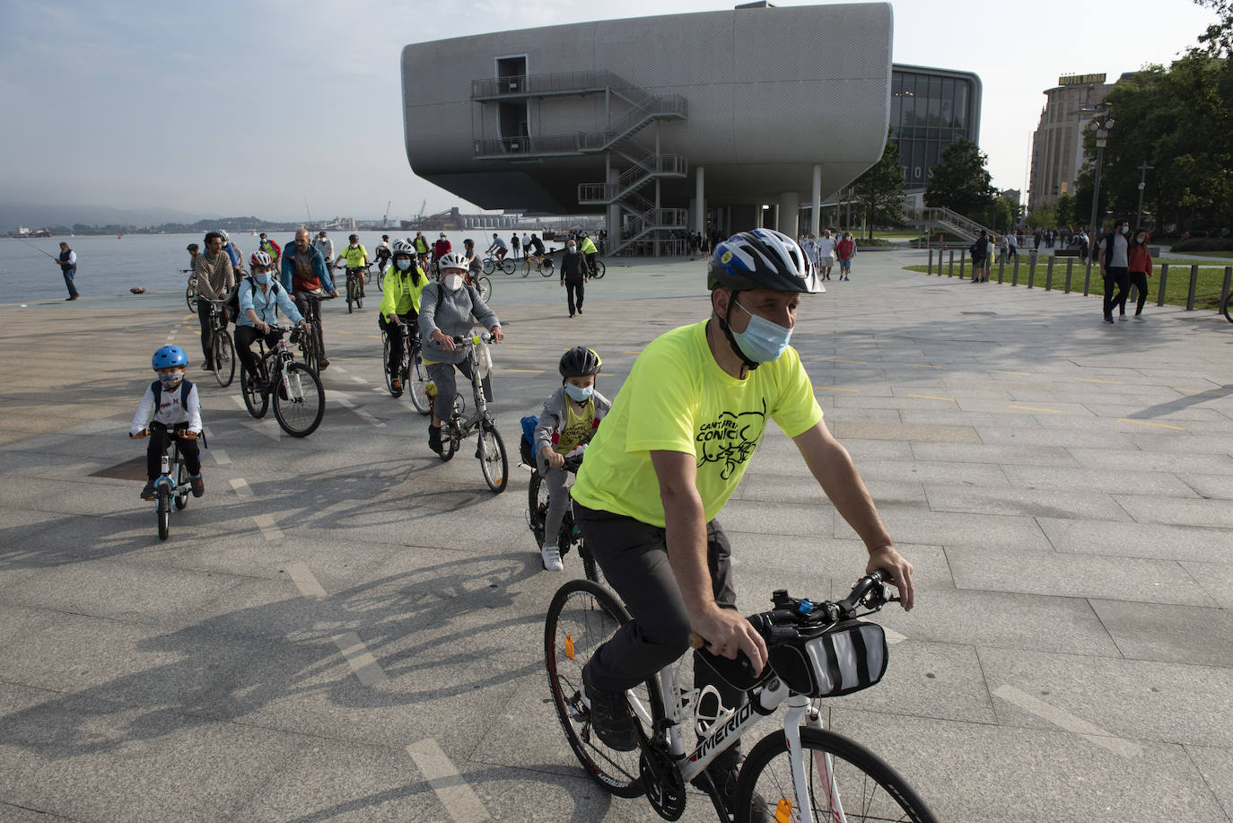 Cerca de un centenar de personas participaron ayer en el paseo ciclista que partió a las 19.30 horas desde la Grúa de Piedra para recorrer los nuevos carriles bici de Santander, habilitados para esta etapa postcovid en Reina Victoria y la calle Alcalde Vega Lamera.