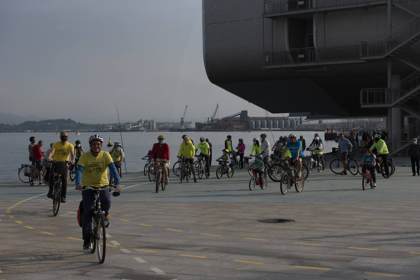 Cerca de un centenar de personas participaron ayer en el paseo ciclista que partió a las 19.30 horas desde la Grúa de Piedra para recorrer los nuevos carriles bici de Santander, habilitados para esta etapa postcovid en Reina Victoria y la calle Alcalde Vega Lamera.