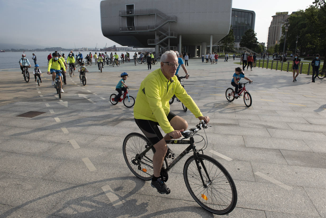 Cerca de un centenar de personas participaron ayer en el paseo ciclista que partió a las 19.30 horas desde la Grúa de Piedra para recorrer los nuevos carriles bici de Santander, habilitados para esta etapa postcovid en Reina Victoria y la calle Alcalde Vega Lamera.