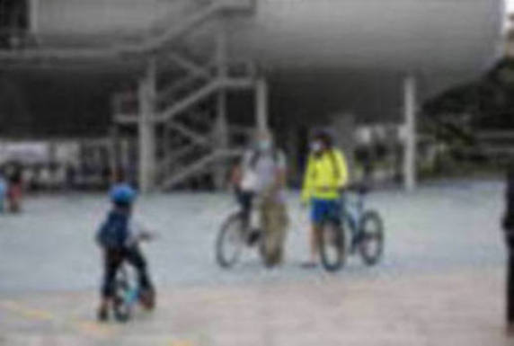 Cerca de un centenar de personas participaron ayer en el paseo ciclista que partió a las 19.30 horas desde la Grúa de Piedra para recorrer los nuevos carriles bici de Santander, habilitados para esta etapa postcovid en Reina Victoria y la calle Alcalde Vega Lamera.