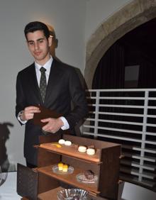 Imagen secundaria 2 - Arriba, el equipo de sala vestido por Lander Urquijo. Abajo, Jesús Sánchez en el proceso de presentar un plato, junto al jefe de cocina, Francisco González. Y Miguel Sáez presenta los petit fours.