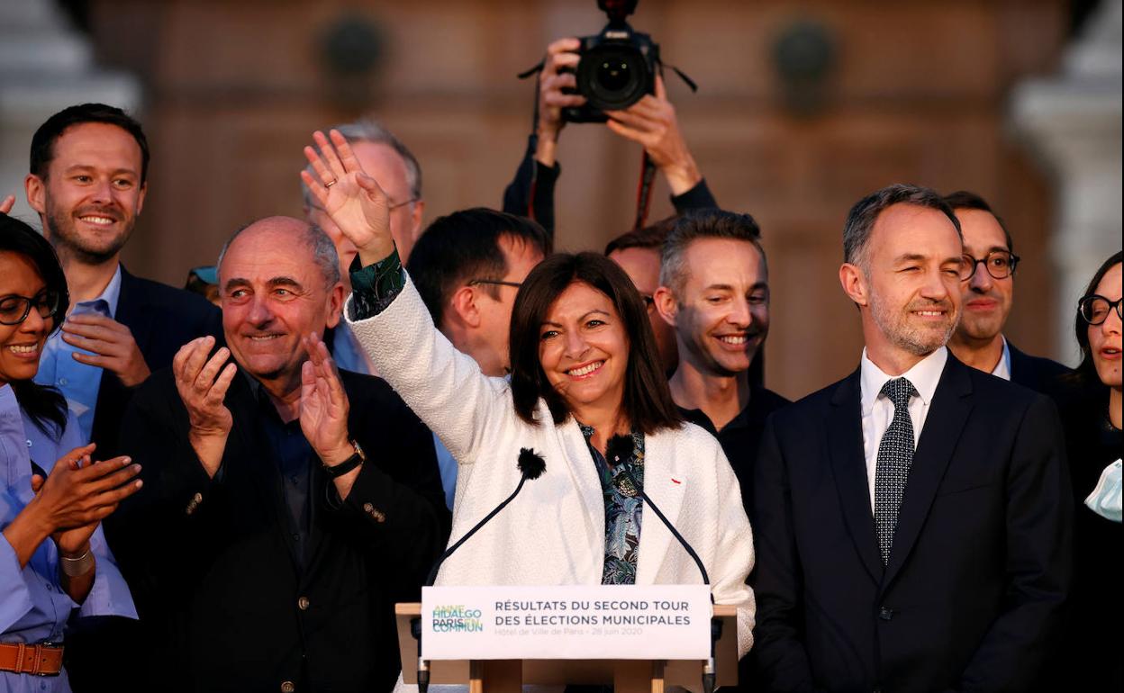 La alcaldesa de París, Anne Hidalgo, revalidó su puesto con una holgada ventaja frente a sus rivales gracias al acuerdo de campaña con los verdes.