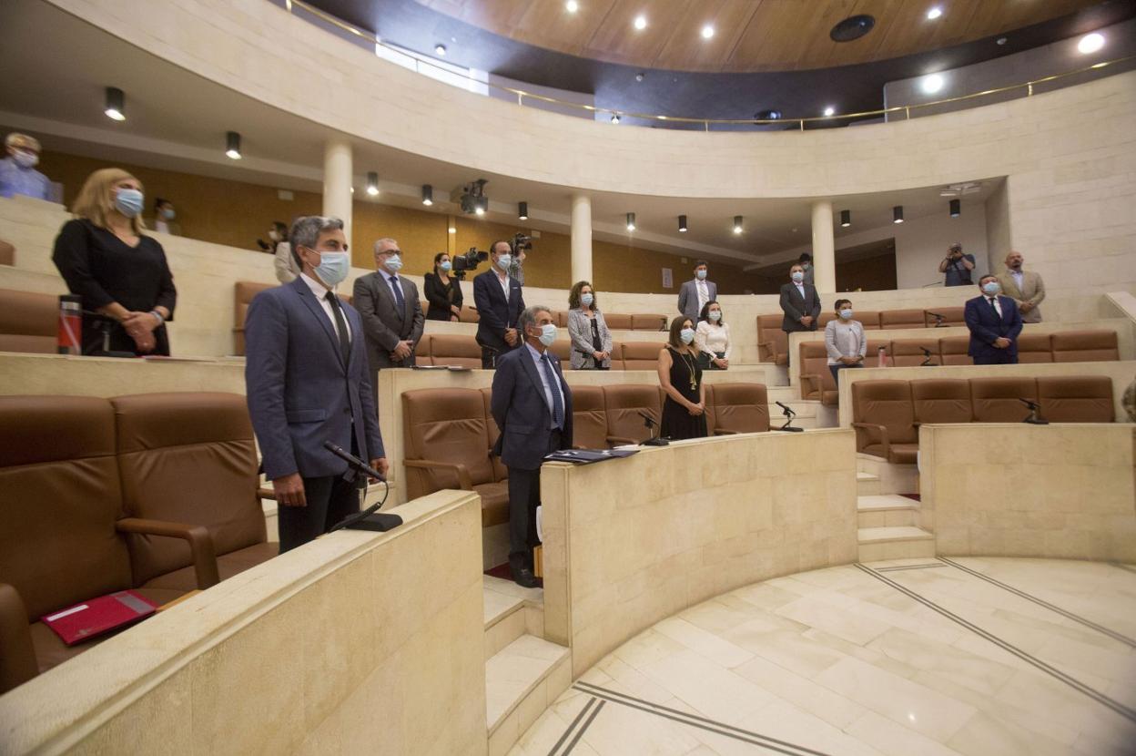 Los diputados, con mascarilla, en el anterior Pleno celebrado en el Parlamento de Cantabria. 