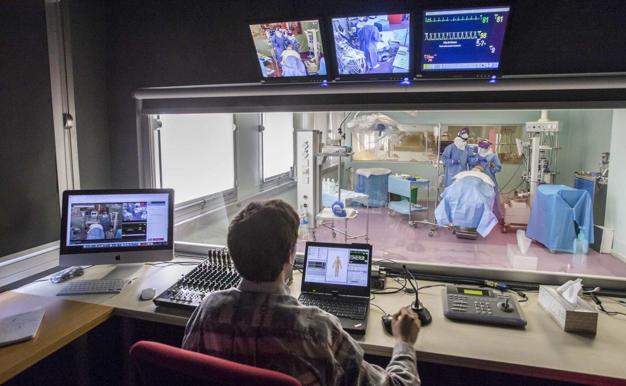 Realización de un ensayo en el Hospital Virtual de Valdecilla, una de las 'patas' para la creación del clúster sanitario en la región. 