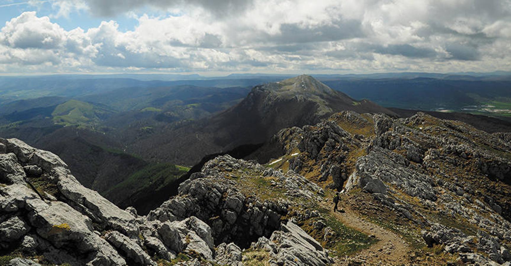 Parque Nacional Aizkorri-Aratz (Álava) | Esta cadena montañosa que separa las vertientes cantábrica y mediterránea, alberga las montañas más altas de Euskadi que conforman a su vez un macizo con gran atractivo sobre todo para el público montañero. Aizkorri-Aratz comprende unas 16.000 hectáreas repartidas entre las provincias de Álava y Guipukoa, destaca por sus sierras calizas y los numerosos hayedos que se funden en este idílico entorno.