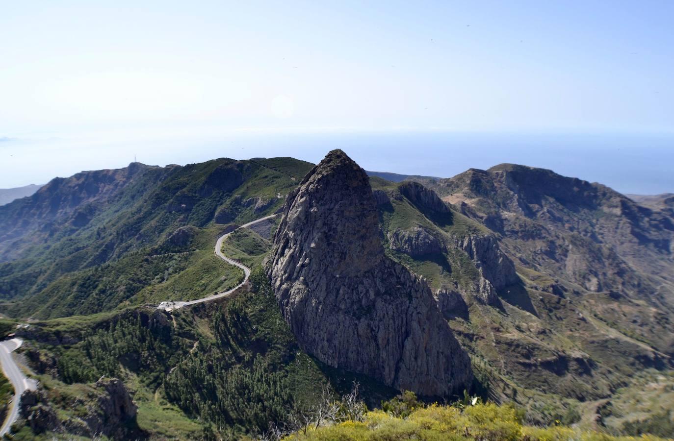 Parque Nacional de Garajonay (Islas Canarias) | El Parque Nacional de Garajonay es el gran tesoro natural de la Isla de La Gomera y está formado por un frondoso bosque de diferentes especies vegetales que ocupa una extensión de unas 4.000 hectáreas, cerca de un 11% de la superficie de la isla. Normalmente se encuentra envuelto por un mar de nubes y niebla, esta es esencial para que conserve su carga de humedad y para la supervivencia de las especies vegetales que lo conforman. Este bosque recibe el nombre de laurisilva ('selva de laureles'), unas especies arbóreas con hojas similares a las del laurel, de ahí su nombre.